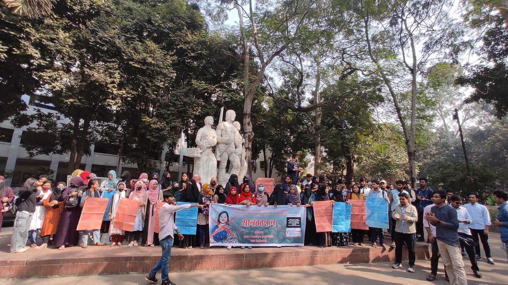 ঢাবি শিক্ষক সঞ্চিতা গুহের বিরুদ্ধে শিক্ষার্থীদের মানববন্ধন